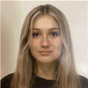 Simpática y positiva. Estudiante universitaria del Grado de Derecho.